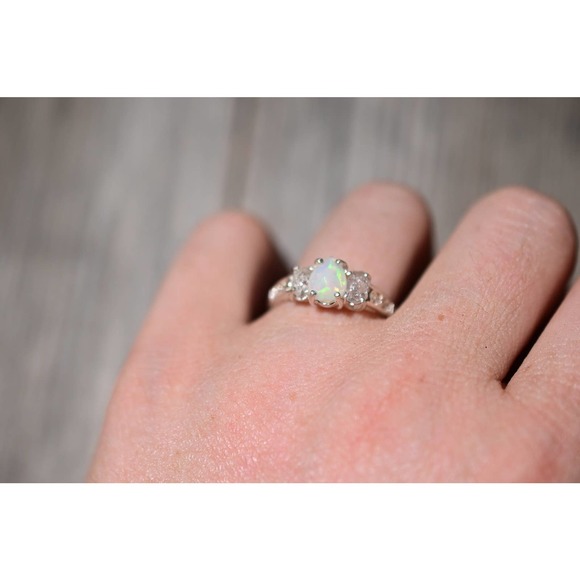 Brilliant opal ring, teardrop or pear shaped center stone with raw clear… - Picture 3 of 3